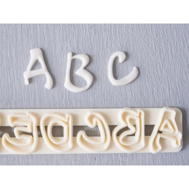 FMM Alphabet tappits Magical Upper - FMM sugarcraft in vendita su Sugarmania.it