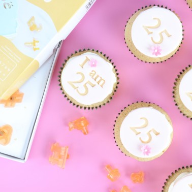 Stampi Fun fonts PME numeri e segni stampatello 31 pezzi - PME in vendita su Sugarmania.it